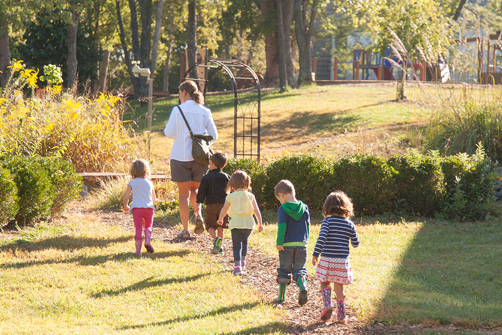 kids-walkind-outside-5619